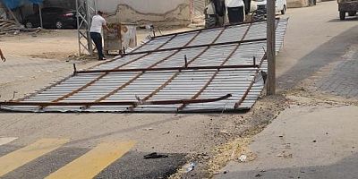 Gaziantep’te etkili olan rüzgar bir evin çatısını uçurdu