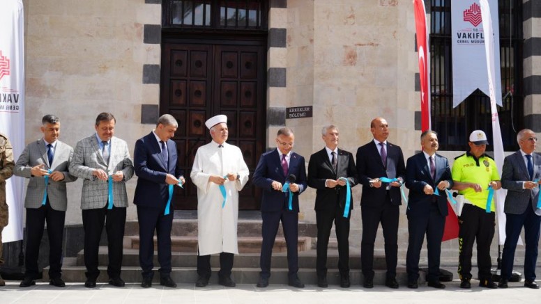 Depremde hasar alan tarihi Kurtuluş Camii yeniden ibadete açıldı