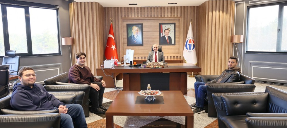 GAÜN REKTÖRÜ DOĞAN LÜBNANLI ÖĞRENCİLERLE BİR ARAYA GELDİ