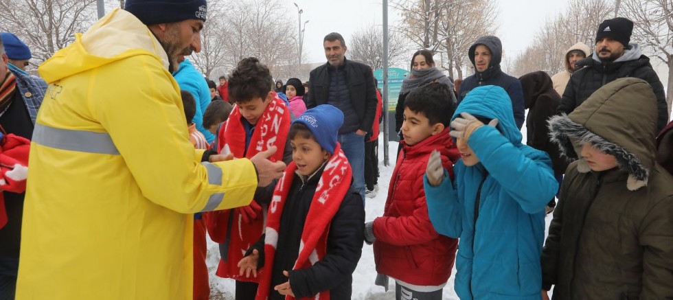  GAZİANTEP BÜYÜKŞEHİR’DEN ÇOCUKLARA KAR HEDİYESİ