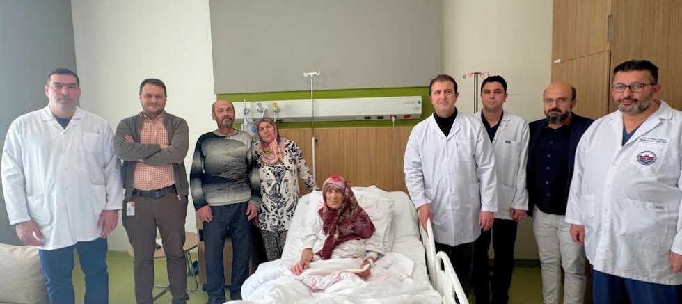Gaziantep Şehir Hastanesi’nden Cerrahi Başarı: 87 Yaşındaki Hastadan 4,5 Kiloluk Tümör Çıkarıldı