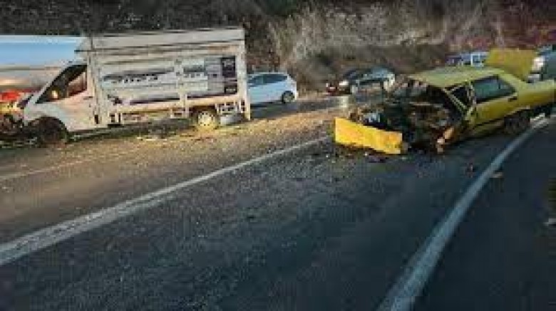 Gaziantep’te otomobil ile kamyonet çarpıştı; 2 yaralı