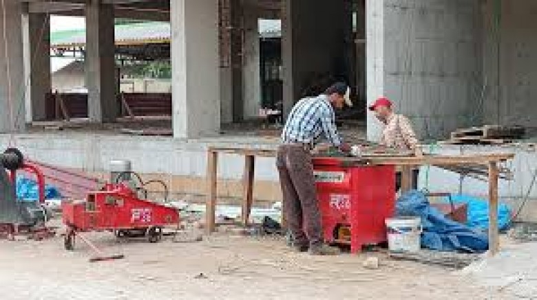İşçiler, 1 Mayıs'ta da deprem konutlarında çalışmalarını sürdürdü