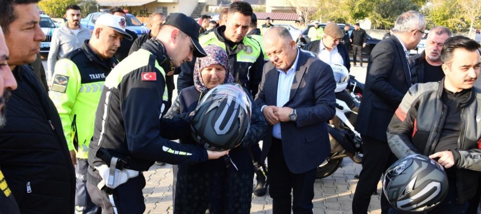 Jandarmadan 100 motosiklet sürücüsüne güvenli sürüş eğitimi ve hediye kask