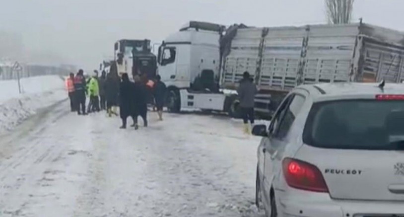 Kontrolden Çıkan Tır Trafiği Felç Etti: Uzun Araç Kuyrukları Oluştu