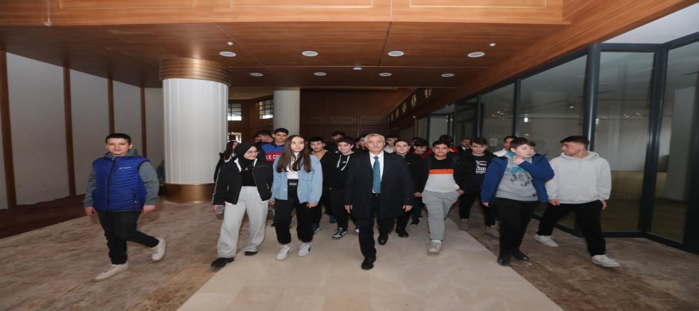 Başkan Tahmazoğlu, Gençlerle Birlikte Millet Kütüphanesi'ni Gezdi