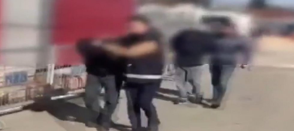 Garaja pompalı tüfekle ateş eden 2 şahıs tutuklandı: O anlar kamerada