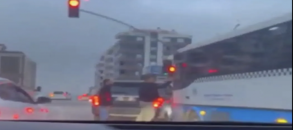 Gaziantep'te korku dolu anlar! Otobüsün önünü kestiler!