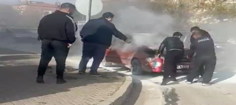 Gaziantep’te Seyir Halindeki Araç Alev Aldı: Vatandaşlar Alevlere Müdahale Etti