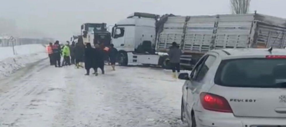 Kontrolden Çıkan Tır Trafiği Felç Etti: Uzun Araç Kuyrukları Oluştu