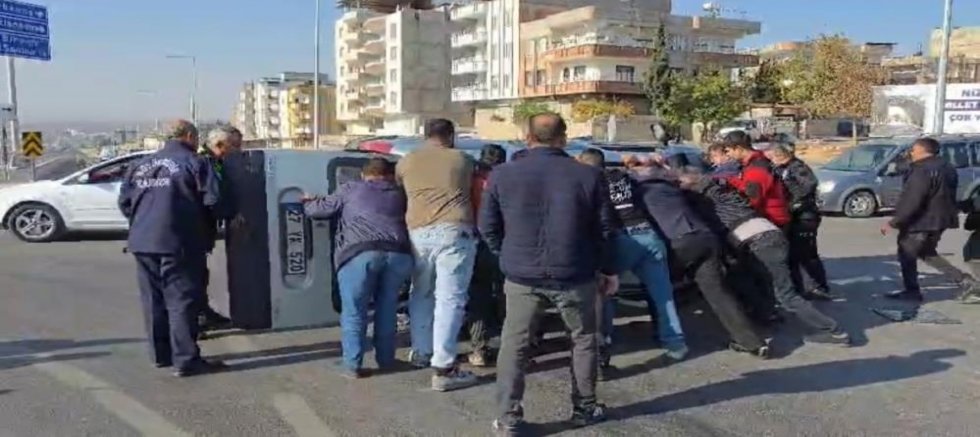 Nizip Otogar Kavşağı'nda çarpışan iki araçta maddi hasar meydana geldi