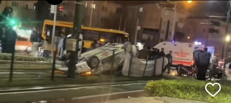 SON DAKİKA!! Gaziantep'te minibüse çarpan otomobil tramvay yoluna uçtu!