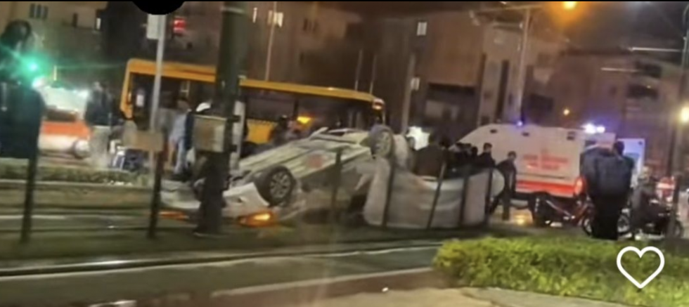 SON DAKİKA!! Gaziantep'te minibüse çarpan otomobil tramvay yoluna uçtu!