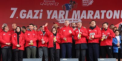  7.GAZİ YARI MARATONU HEYECAN VE RENKLİ GÖRÜNTÜLERLE YAPILDI