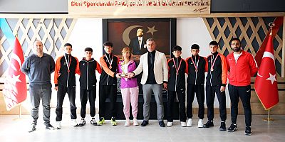 ADİL SANİ KONUKOĞLU SPOR LİSESİ ATLETİZM ERKEK TAKIMI TÜRKİYE ÜÇÜNCÜSÜ OLDU