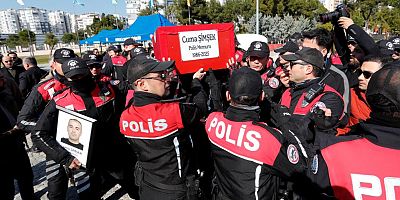 Babaya son bakış: Kazada hayatını kaybeden polis gözyaşlarıyla uğurlandı