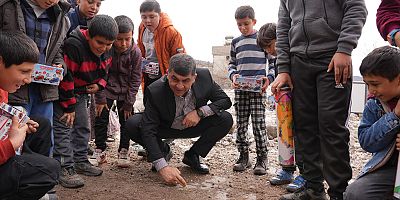 BAŞKAN FADILOĞLU, ÇOCUKLARLA CINCIKLI GÜLLE OYNADI