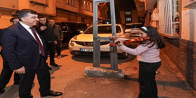 BAŞKAN FADILOĞLU’NU KEMAN ÇALARAK KARŞILADI