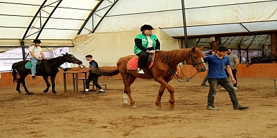 BÜYÜKŞEHİR’DEN AFETZEDE GENÇLERE ATLA TERAPİ HİZMETİ
