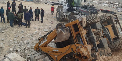Çalışma sırasında yol çöktü, devrilen kepçenin operatörü yaralandı