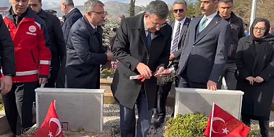 Cumhurbaşkanı Yardımcısı Yılmaz, deprem şehitlerinin mezarını ziyaret etti