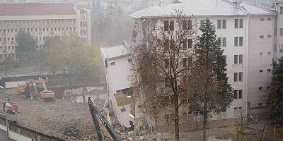 Depremde ağır hasar alan Emniyet Müdürlüğü Binasının Yıkımı Sürüyor