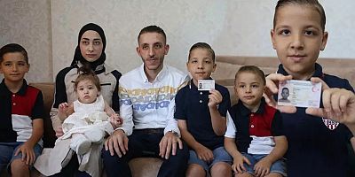 Depremde 'ölü' olarak kaydedilen çocuklarının yaşadığını kanıtlamaya çalışıyorlar