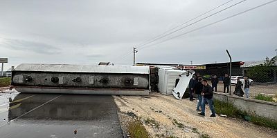 Devrilen tanker yolu trafiğe kapattı