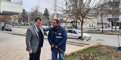 Doğan, sahadaki personelleriyle bir arada 