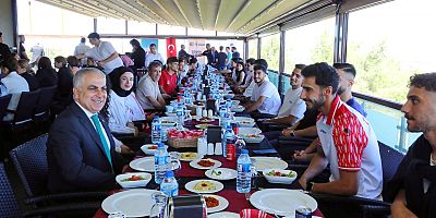 GAÜN’LÜ ÖĞRENCİLER BAŞARILARINI REKTÖR DOĞAN İLE PAYLAŞTI