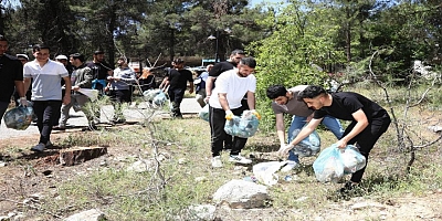 GAÜN’LÜ ÖĞRENCİLERDEN ÇEVRE TEMİZLİĞİ ETKİNLİĞİ