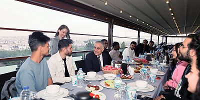 GAÜN Rektörü Doğan, uluslararası öğrencilerle iftar yaptı