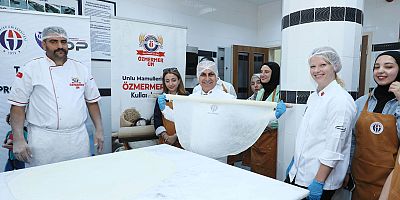 GAÜN REKTÖRÜ DOĞAN ULUSLARARASI ÖĞRENCİLERLE MUTFAKTA BULUŞTU