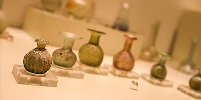 Gaziantep Arkeoloji Müzesi'ndeki cam eserler deprem riskine karşı özel jelle sabitleniyor