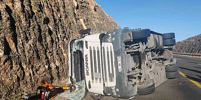 Gaziantep Otoyolu'nda devrilen tırın sürücüsü öldü