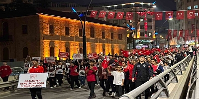 Gaziantep’te 29 Ekim coşkusu fener alayıyla sürdü