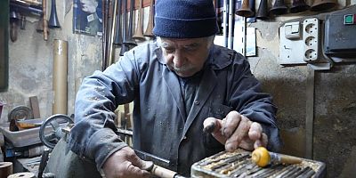 Gaziantep’te 70 yaşındaki usta, 60 yıldır geleneksel yöntemlerle zurna üretiyor