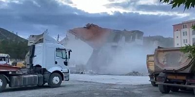 Gaziantep'te ağır hasarlı 4 katlı okul, yıkım sırasında çöktü