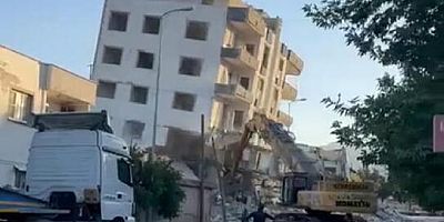 Gaziantep’te ağır hasarlı 5 katlı bina, yıkım sırasında çöktü