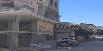 Gaziantep’te ağır hasarlı binanın duvarı aracın üzerine çöktü