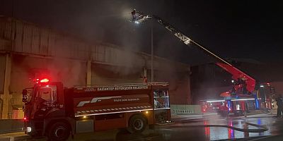 Gaziantep’te ambalaj fabrikasında yangın: 1 işçi dumandan etkilendi