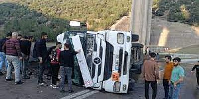 Gaziantep'te asfalt yüklü tır devrildi, 2 kişi yaralandı