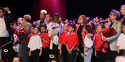 Gaziantep’te bin çocuktan oluşan koro, 23 Nisan şarkılarını seslendirdi