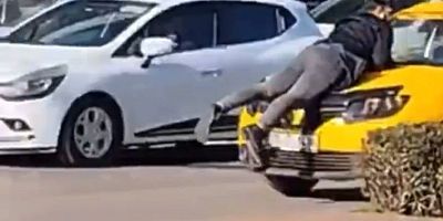  Gaziantep'te bir vatandaş hareket halindeki taksinin üzerine çıktı