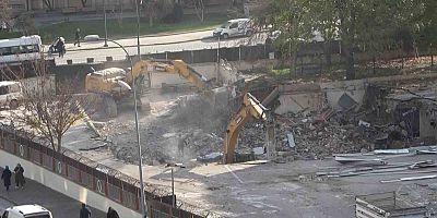 Gaziantep’te depremde ağır hasar alan emniyet ek binasının yıkımına başlandı
