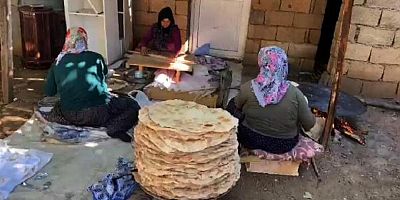 Gaziantep'te depremzede kadınlarda imece usulü yufka hazırlıyor