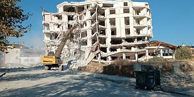 Gaziantep’te dinamitle yıkılmayan bina, iş makineleriyle yıkıldı