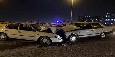 Gaziantep'te iki araç kafa kafaya çarpıştı: 2'si ağır 10 yaralı