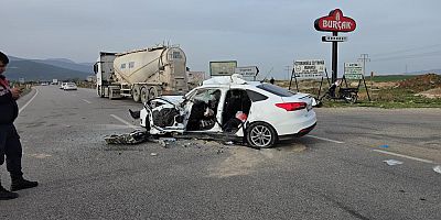 Gaziantep'te iş makinesi ile otomobil çarpıştı: 1 ölü, 4 yaralı