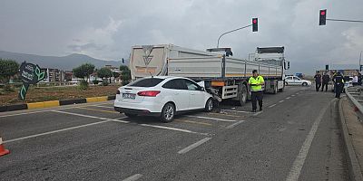 Gaziantep’te ışıkta bekleyen tıra çarpan otomobilin sürücüsü yaralandı